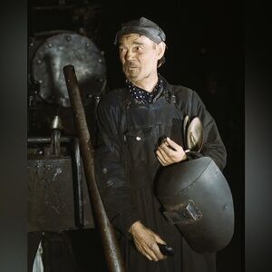 1942 Welder at C & NW RR locomotive shops in Chicago 8x10 Glossy Photo